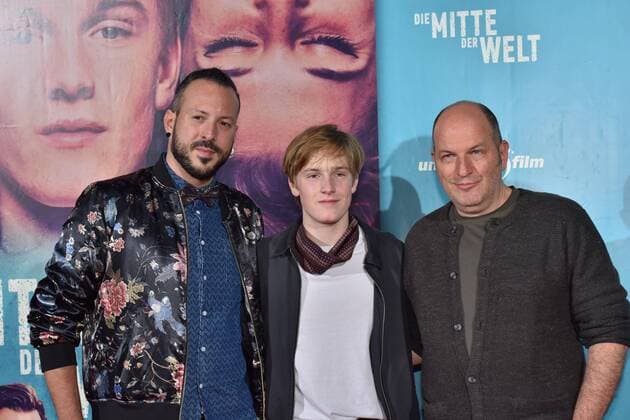 Regisseur Jakob M. Erwa, l-r, Schauspieler Louis Hofmann und Romanautor Andreas Steinhöfel posiert am 03.11.2016 in Köln bei der Premiere des Films Die Mitte der Welt