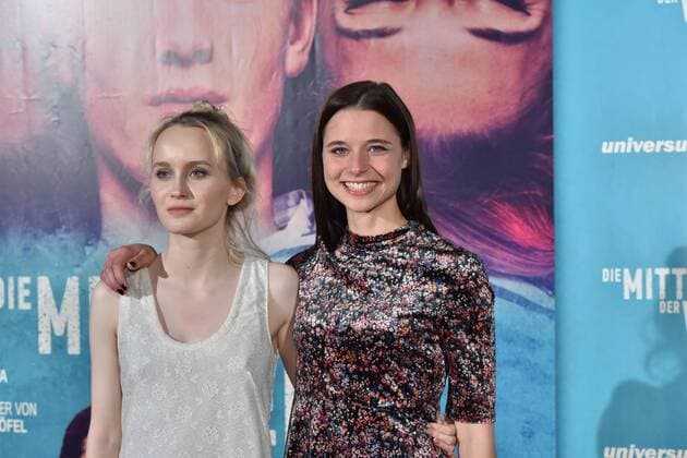 Die Schauspieler Ada Philine Stappenbeck (l-r) und Svenja Jung posiert am 03.11.2016 in Köln bei der Premiere des Films Die Mitte der Welt