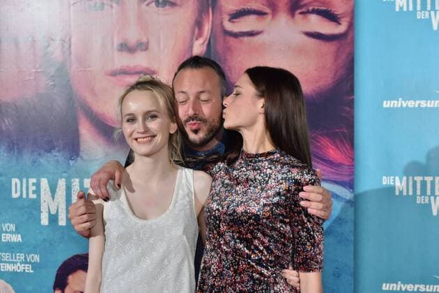 Die Schauspieler Ada Philine Stappenbeck (l) und Svenja Jung (r) und Regisseur Jakob M. Erwa (m) posiert am 03.11.2016 in Köln bei der Premiere des Films Die Mitte der Welt