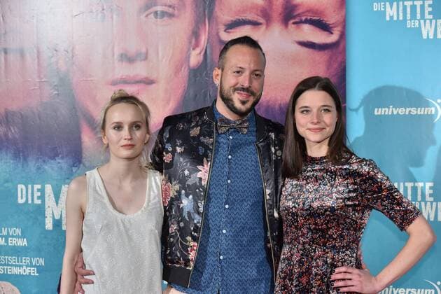 Die Schauspieler Ada Philine Stappenbeck (l) und Svenja Jung (r) und Regisseur Jakob M. Erwa (m) posiert am 03.11.2016 in Köln bei der Premiere des Films Die Mitte der Welt