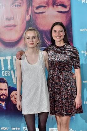Die Schauspieler Ada Philine Stappenbeck (l-r) und Svenja Jung posiert am 03.11.2016 in Köln bei der Premiere des Films Die Mitte der Welt