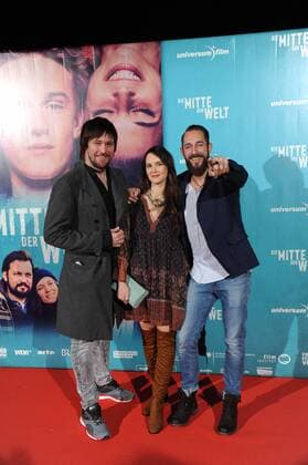 Die Schauspieler Kim Anderson, l-r, Rosalie Wolff und Jelly Gaviria posiert am 03.11.2016 in Köln bei der Premiere des Films Die Mitte der Welt