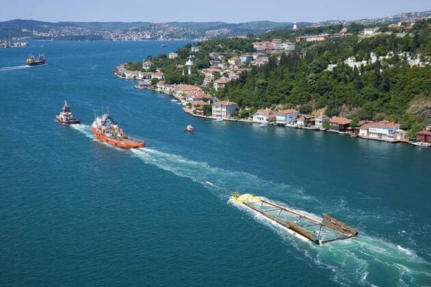 Boats towing a module of a natural gas platform through the Bosphorus, aerial, Istanbul, Turkey  Copyright: xAlixKabasx xDanitaxDelimont AS37 AKA0483