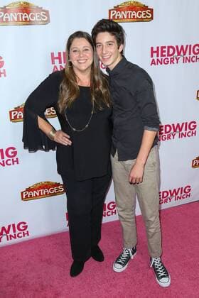 Camryn Manheim und ihr Sohn Milo Manheim bei der Hedwig and the Angry Inch Opening Night zur Premiere im Pantages Theatre am 2.11.2016 in Hollywood, Los Angeles Hedwig and the Angry Inch Opening Night at Pantages Theatre in Hollywood, 2016 