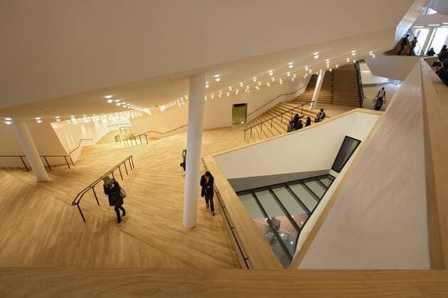 Nach fast zehn Jahren Bauzeit ist die Hamburger Elbphilharmonie fertiggestellt (Foto: Foyer und Treppenhaus zum Grossen Saal bei der Pressebesichtigung am 4.11.16). Das 110 Meter hohe Konzerthaus in der HafenCity stand stark in der Kritik, da die Kosten von veranschlagten 77 Millionen auf 789 Millionen Euro um das zehnfache gestiegen waren. Am Freitag wird die Plaza der Elbphilharmonie, eine Aussichtsplattform zwischen dem historischen Kaispeicher und dem glaesernen Neubau, mit einem Festakt der Oeffentlichkeit zugaenglich gemacht. Ausserdem nehmen Gastronomie und Hotel den Betrieb auf. Mit Eroeffnungskonzerten am 11. und 12. Januar 2017 soll die Elbphilharmonie ihren Betrieb aufnehmen. (Siehe epd-Meldung vom 04.11.16) Elbphilharmonie in Hamburg Copyright: epd-bild StephanxWallocha EDITORIAL USE ONLY
