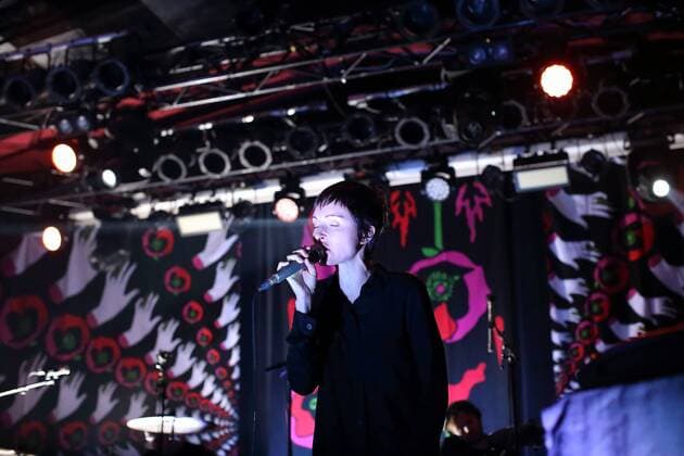 Channy Leaneagh von der Band Polica bei einem Konzert am 4. November 2016 im Astra Kulturhaus in Berlin. Channy Leaneagh of the band Polica performs during a concert at the Astra Kulturhaus on 4 November 2016 in Berlin, Germany. Polica Konzert in Berlin