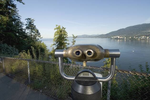 Sightseeing binoculars overlooking Burrard Inlet and Lions Gate Bridge from Prospect Point, Stanley Park, British Columbia  Copyright: xPaulxColangelox xDanitaxDelimont CN02 PCL0037