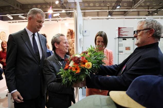 Erfurt - artthuer 05.11.16 , Erfurt, Messehalle, 10. artthuer, Kunstmesse in Thüringen mit Thüringer Künstlern im Bild: Rolf Lindner gewinnt den Kunstpreis