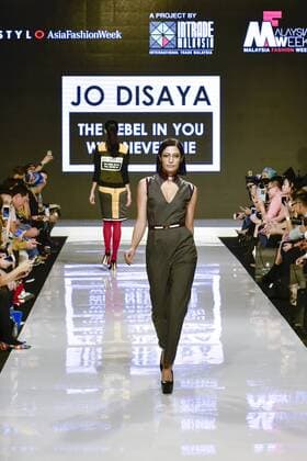 November 5, 2016 - Kuala Lumpur, MALAYSIA - Model presents a creation during the Malaysia Fashion Week at Menara MATRADE in Kuala Lumpur, Malaysia on November 05, 2016. Kuala Lumpur MALAYSIA - ZUMAj91_ 20161105_zap_j91_007