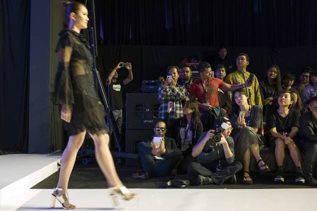 November 5, 2016 - Kuala Lumpur, MALAYSIA - A male audience take picture with his feet as model present creations during the Malaysia Fashion Week at Menara MATRADE in Kuala Lumpur, Malaysia on November 05, 2016. Kuala Lumpur MALAYSIA - ZUMAj91_ 20161105_zap_j91_009