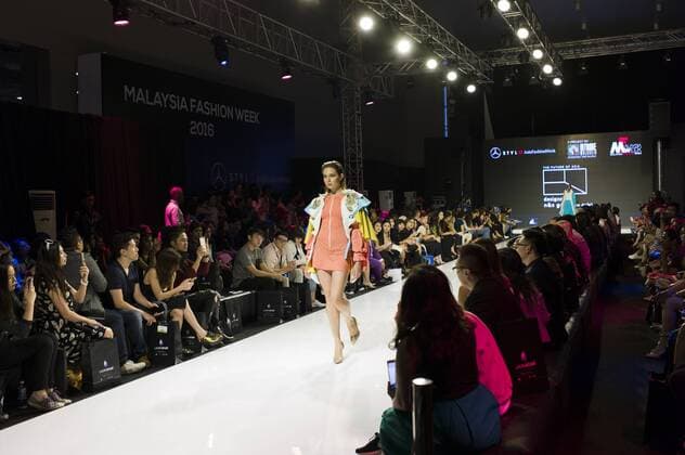 November 5, 2016 - Kuala Lumpur, MALAYSIA - A model presents a creation during the Malaysia Fashion Week at Menara MATRADE in Kuala Lumpur, Malaysia on November 05, 2016. Kuala Lumpur MALAYSIA - ZUMAj91_ 20161105_zap_j91_010