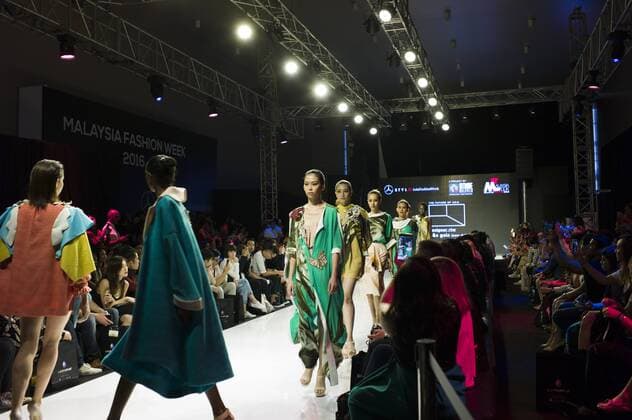 November 5, 2016 - Kuala Lumpur, MALAYSIA - Model presents a creation during the Malaysia Fashion Week at Menara MATRADE in Kuala Lumpur, Malaysia on November 05, 2016. Kuala Lumpur MALAYSIA - ZUMAj91_ 20161105_zap_j91_011
