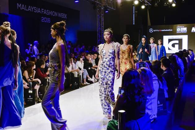 November 5, 2016 - Kuala Lumpur, MALAYSIA - Model presents a creation during the Malaysia Fashion Week at Menara MATRADE in Kuala Lumpur, Malaysia on November 05, 2016. Kuala Lumpur MALAYSIA - ZUMAj91_ 20161105_zap_j91_012