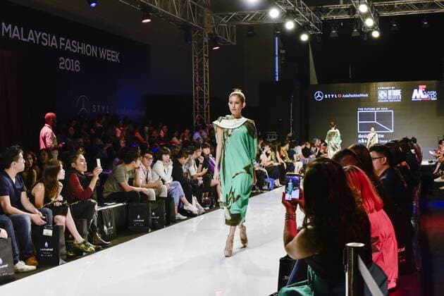 November 5, 2016 - Kuala Lumpur, MALAYSIA - A model presents a creation during the Malaysia Fashion Week at Menara MATRADE in Kuala Lumpur, Malaysia on November 05, 2016. Kuala Lumpur MALAYSIA - ZUMAj91_ 20161105_zap_j91_013