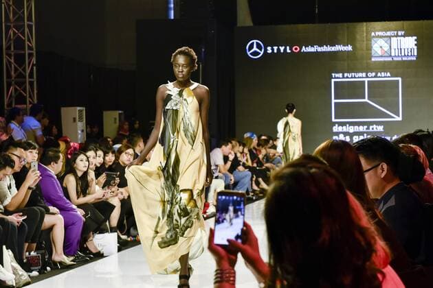 November 5, 2016 - Kuala Lumpur, MALAYSIA - A model presents a creation during the Malaysia Fashion Week at Menara MATRADE in Kuala Lumpur, Malaysia on November 05, 2016. Kuala Lumpur MALAYSIA - ZUMAj91_ 20161105_zap_j91_014