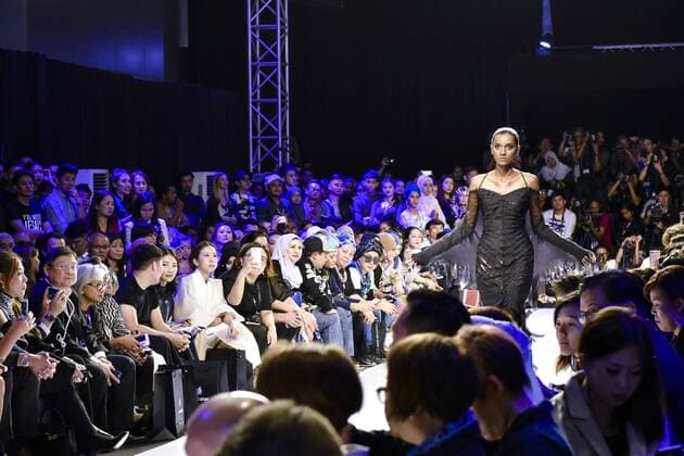 November 5, 2016 - Kuala Lumpur, MALAYSIA - A model presents a creation during the Malaysia Fashion Week at Menara MATRADE in Kuala Lumpur, Malaysia on November 05, 2016. Kuala Lumpur MALAYSIA - ZUMAj91_ 20161105_zap_j91_015