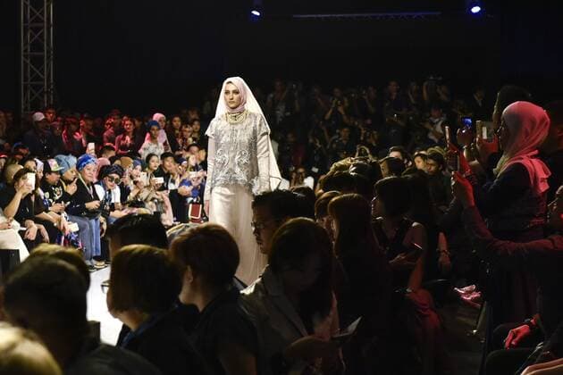 November 5, 2016 - Kuala Lumpur, MALAYSIA - A model presents a creation during the Malaysia Fashion Week at Menara MATRADE in Kuala Lumpur, Malaysia on November 05, 2016. Kuala Lumpur MALAYSIA - ZUMAj91_ 20161105_zap_j91_016
