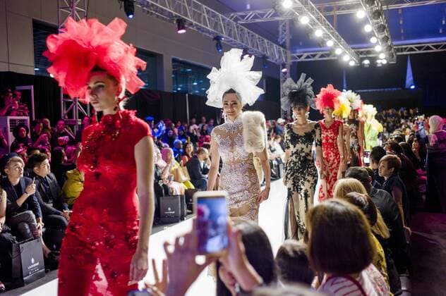 November 5, 2016 - Kuala Lumpur, MALAYSIA - Model presents a creation during the Malaysia Fashion Week at Menara MATRADE in Kuala Lumpur, Malaysia on November 05, 2016. Kuala Lumpur MALAYSIA - ZUMAj91_ 20161105_zap_j91_017