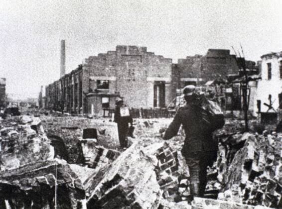 IMAGO History, Zweiter Weltkrieg: 1939 - 1945 SECOND WORLD WAR. Battle of Stalingrad fought between Russian and German troops. Delivery of outposts. December 1942 Eastern Front. USSR.  Copyright: xFredericoxTarresx xDanitaxDelimont EU26 PRI0003