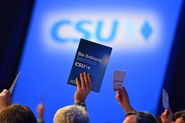 Das Grundsatzprogramm der CSU wird verabschiedet,Abstimmung,Feature,Randmotiv,Stimmzettel.Stimmblock, CSU Parteitag 2016 ,Messe Muenchen,am 05.11.2016.