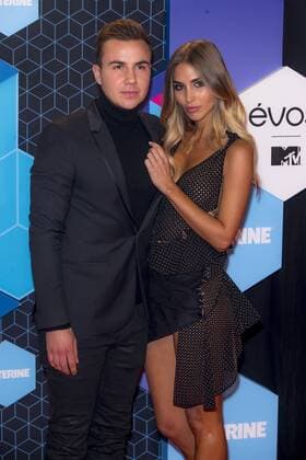 Bilder des Tages Mario Goetze and Ann-Kathrin Broemmel arrive at the MTV Europe Music Awards in Rotterdam, The Netherlands on November 6, 2016.  ROT20161106812 SVENxHOOGERHUIS