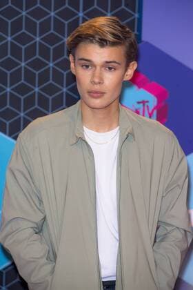 Benjamin arrives at the MTV Europe Music Awards in Rotterdam, The Netherlands on November 6, 2016.  ROT20161106814 SVENxHOOGERHUIS