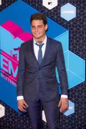 Douwe Bob arrives at the MTV Europe Music Awards in Rotterdam, The Netherlands on November 6, 2016.  ROT20161106867 SVENxHOOGERHUIS