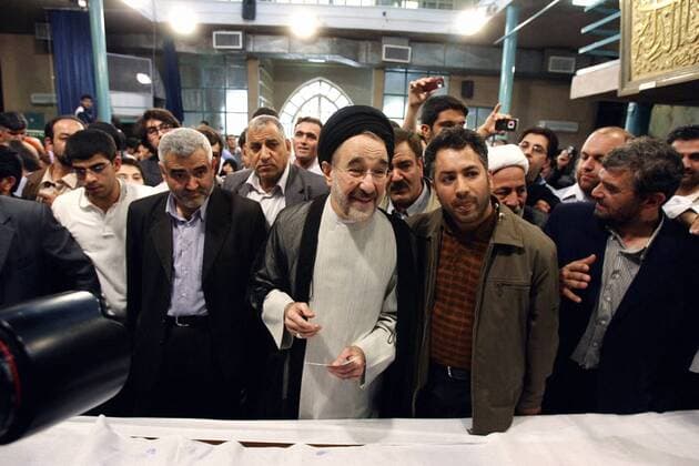 Iranian former President Mohammad Khatami (C) casts his ballot at a polling station in Tehran, capital of Iran, June 12, 2009. Polling stations across Iran opened Friday morning for voting in the country s presidential election which pits incumbent President Mahmoud Ahmadinejad against three other candidates. (Xinhua Ahmad Halabisaz) (wh)  - ZUMAx10_ 20090612_zaf_x10_162