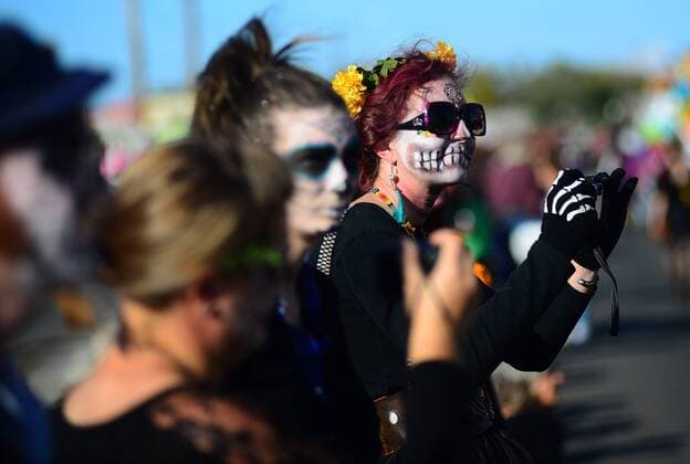 Dia de los Muertos: Tag der Toten in New Mexiko, USA November 6, 2016 - Albuquerque, NEW MEXICO, U.S. - 110616. Amalia Kenward,<cq>,right takes photos of the floats along Isleta Blvd. during the 24th Annual Dia de los Muertos Marigold Parade.Photographed on Sunday November 6, 2016. . JOURNAL. Albuquerque U.S. - ZUMAab1_ 20161106_zaf_ab1_018