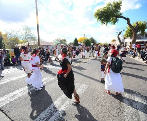 Dia de los Muertos: Tag der Toten in New Mexiko, USA November 6, 2016 - Albuquerque, NEW MEXICO, U.S. - 110616. Aztec dancers and drummers open the 24th Annual Dia de los Muertos Marigold Parade .Photographed on Sunday November 6, 2016. . JOURNAL. Albuquerque U.S. - ZUMAab1_ 20161106_zaf_ab1_022