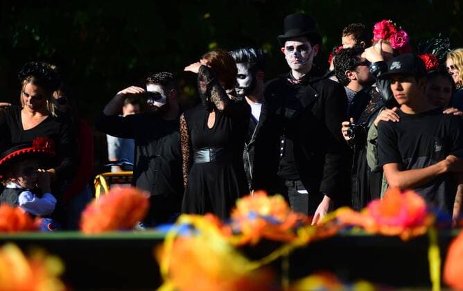 Dia de los Muertos: Tag der Toten in New Mexiko, USA November 6, 2016 - Albuquerque, NEW MEXICO, U.S. - 110616.Parade goers watching along Isleta Blvd. during the 24th Annual Dia de los Muertos Marigold Parade.Photographed on Sunday November 6, 2016. . JOURNAL. Albuquerque U.S. - ZUMAab1_ 20161106_zaf_ab1_024
