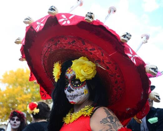 Dia de los Muertos: Tag der Toten in New Mexiko, USA November 6, 2016 - Albuquerque, NEW MEXICO, U.S. - 110616.Angela Gurule,<cq>, sports a colorful costume during the 24th Annual Dia de los Muertos Marigold Parade.Photographed on Sunday November 6, 2016. . JOURNAL. Albuquerque U.S. - ZUMAab1_ 20161106_zaf_ab1_028