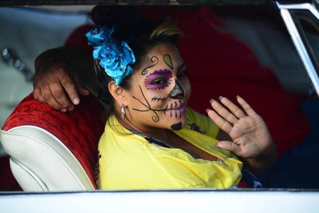 Dia de los Muertos: Tag der Toten in New Mexiko, USA November 6, 2016 - Albuquerque, NEW MEXICO, U.S. - 110616.Juanita Ramirez,<cq>, waves to parade goers watching along Isleta Blvd. during the 24th Annual Dia de los Muertos Marigold Parade.Photographed on Sunday November 6, 2016. . JOURNAL. Albuquerque U.S. - ZUMAab1_ 20161106_zaf_ab1_029