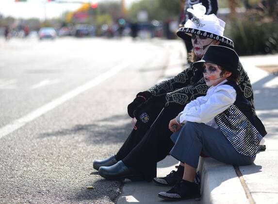 Dia de los Muertos: Tag der Toten in New Mexiko, USA November 6, 2016 - Albuquerque, NEW MEXICO, U.S. - 110616. Brenda Williams,<cq>, and 9 year-old Oliver Senye,<cq>, wait for the Dia de los Muertos Marigold Parade to start .Photographed on Sunday November 6, 2016. . JOURNAL. Albuquerque U.S. - ZUMAab1_ 20161106_zaf_ab1_035
