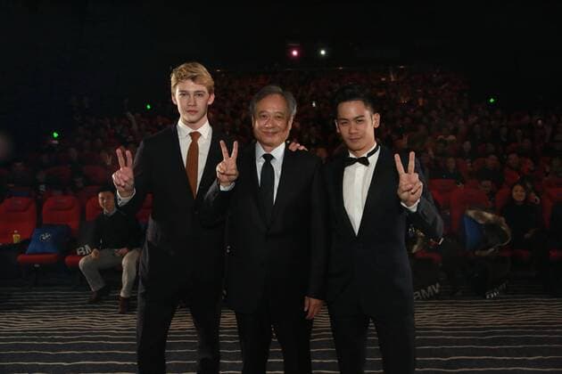 Themen der Woche Bilder des Tages Billy Lynns Long Halftime Walk Filmpremiere in Peking BEIJING, CHINA - NOVEMBER 06: (R-L) Actor Mason Lee, his father director Ang Lee and British actor Joe Alwyn attend the premiere of Ang Lee s film Billy Lynn s Long Halftime Walk on November 6, 2016 in Beijing, China.  CFP495115796