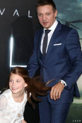 LOS ANGELES - NOV 6: Abigail Pniowsky, Jeremy Renner at the Arrival Premiere at Village Theater on November 6, 2016 in Westwood, CA  Copyright: xKathyxHutchinsx xIPAx
