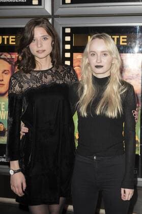 Svenja Jung und Ada Philine Stappenbeck bei der Premiere des Kinofilms Die Mitte der Welt im Kino in der Kulturbrauerei. Berlin, 06.11.2016 Foto:xF.xKernx xFuturexImage