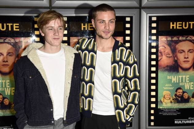 Louis Hofmann und Jannik Schümann bei der Premiere des Kinofilms Die Mitte der Welt im Kino in der Kulturbrauerei. Berlin, 06.11.2016 Foto:xF.xKernx xFuturexImage