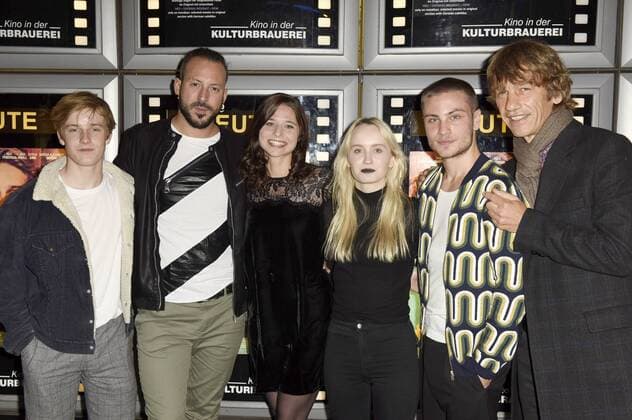 Louis Hofmann, Jakob M. Erwa, Svenja Jung, Ada Philine Stappenbeck, Jannik Schümann und Boris Schönfelder bei der Premiere des Kinofilms Die Mitte der Welt im Kino in der Kulturbrauerei. Berlin, 06.11.2016 Foto:xF.xKernx xFuturexImage