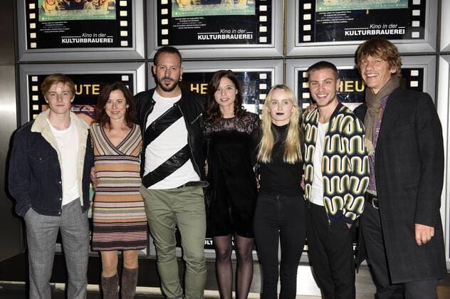 Louis Hofmann, Inka Friedrich, Jakob M. Erwa, Svenja Jung, Ada Philine Stappenbeck, Jannik Schümann und Boris Schönfelder bei der Premiere des Kinofilms Die Mitte der Welt im Kino in der Kulturbrauerei. Berlin, 06.11.2016 Foto:xF.xKernx xFuturexImage