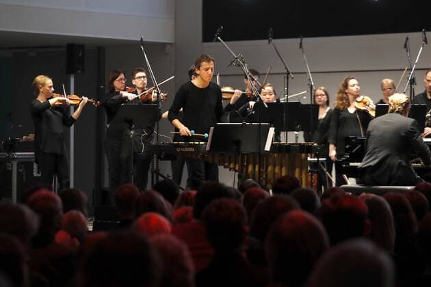 Pascal Schumacher, Sebastian Knauer spielen UeberBach mit dem Deutschen Kammerorchester Berlin bei Driven by Music- im DRIVE.Volkswagen Group Forum Berlin.