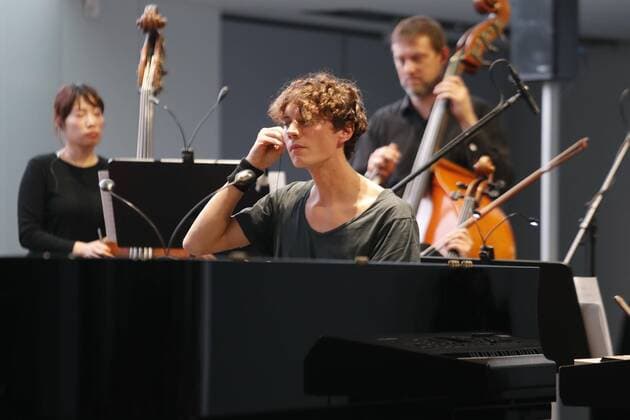 Francesco Tristano spielt mit dem Deutschen Kammerorchester Berlin seine neue Kompostiton Neihou (Uraufführung) bei Driven by Music- im DRIVE.Volkswagen Group Forum Berlin.