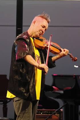 Nigel Kennedy praesentiert sein neues Album My World (Uraufführung) mit dem Deutschen Kammerorchester Berlin bei Driven by Music- im DRIVE.Volkswagen Group Forum Berlin.