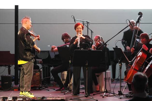 Nigel Kennedy, Birgit Schmieder (Oboe); Nigel Kennedy praesentiert sein neues Album My World (Uraufführung) mit dem Deutschen Kammerorchester Berlin bei Driven by Music- im DRIVE.Volkswagen Group Forum Berlin.