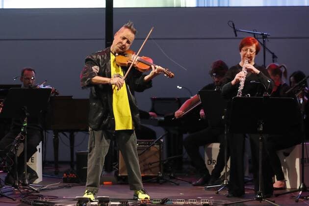 Nigel Kennedy praesentiert sein neues Album My World (Uraufführung) mit dem Deutschen Kammerorchester Berlin bei Driven by Music- im DRIVE.Volkswagen Group Forum Berlin.