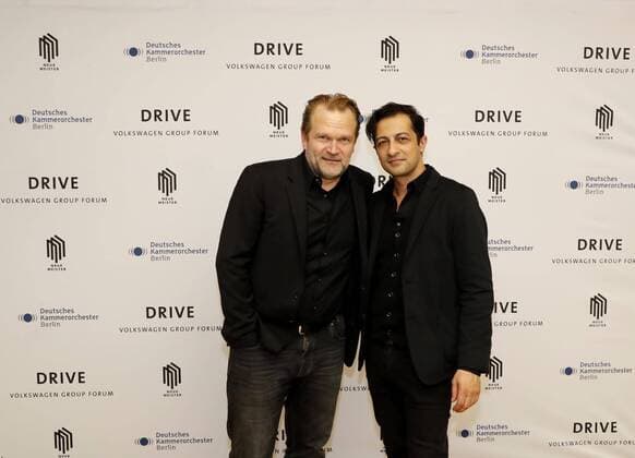 Sebastian Knauer, Arash Safaian (Komponist) bei Driven by Music- im DRIVE.Volkswagen Group Forum Berlin.