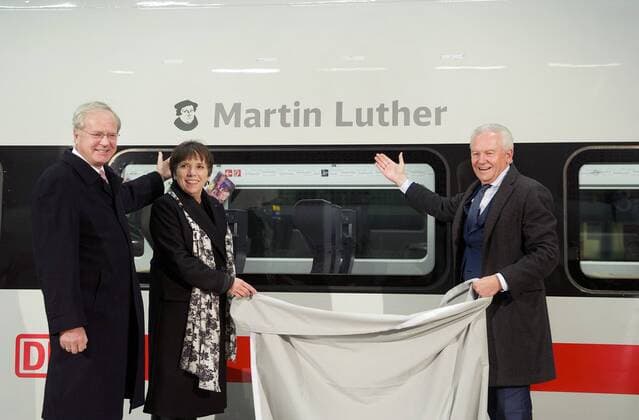 Anlaesslich des 500. Reformationsjubilaeums hat die Deutsche Bahn AG am Montag (07.11.2016) einen ICE-Zug auf den Namen Martin Luther getauft. An der Zeremonie im Berliner Hauptbahnhof nahmen neben Bahnchef Ruediger Grube (re.) auch die Reformationsbotschafterin der Evangelischen Kirche in Deutschland (EKD), Margot Kaessmann (M.), und der Vorsitzende des Leitungskreises Reformationsjubilaeum 2017 , Gerhard Robbers (li.), teil. Den Zug der neuen, vierten ICE-Generation zieren Name und Konterfei des Reformators. Es ist derzeit der einzige ICE, der nach einer Persoenlichkeit benannt ist. (Siehe epd-Bericht vom 07.11.2016) Bahn tauft neuen ICE auf Martin Luther Copyright: epd-bild RolfxZoellner EDITORIAL USE ONLY