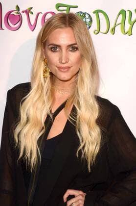 LOS ANGELES - NOV 7: Ashlee Simpson at the God VS Trump Premiere at TCL Chinese 6 Theaters on November 7, 2016 in Los Angeles, CA  Copyright: xHPAx xIPAx