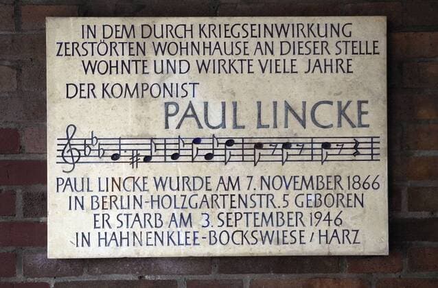 Gestern, am 07. November legten Schueler der Paul Lincke Grundschule Prenzlauer Berg anlaesslich des Geburtages des Komponisten Blumen am Paul Lincke Denkmal (07.11.1866 - 03.09.1946) in der Oranienstrasse Naehe Moritzplatz nieder. Auch ein Kranz vom Regierenden Buergermeister Berlins ist da. Hier an dieser Stelle, in dem durch Kriegseinwirkungen zerstoertem Haus, lebte und arbeitete der Komponist viele Jahre. Gedenktafel im jetzigen Hausdurchgang.