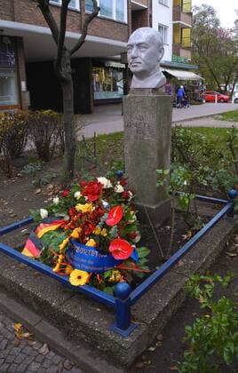 Gestern, am 07. November legten Schueler der Paul Lincke Grundschule Prenzlauer Berg anlaesslich des Geburtages des Komponisten Blumen am Paul Lincke Denkmal (07.11.1866 - 03.09.1946) in der Oranienstrasse Naehe Moritzplatz nieder. Auch ein Kranz vom Regierenden Buergermeister Berlins ist da. Hier an dieser Stelle, in dem durch Kriegseinwirkungen zerstoertem Haus, lebte und arbeitete der Komponist viele Jahre